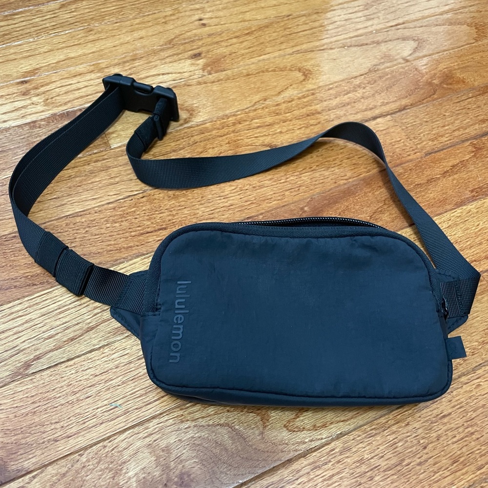 Lululemon belt bag mini